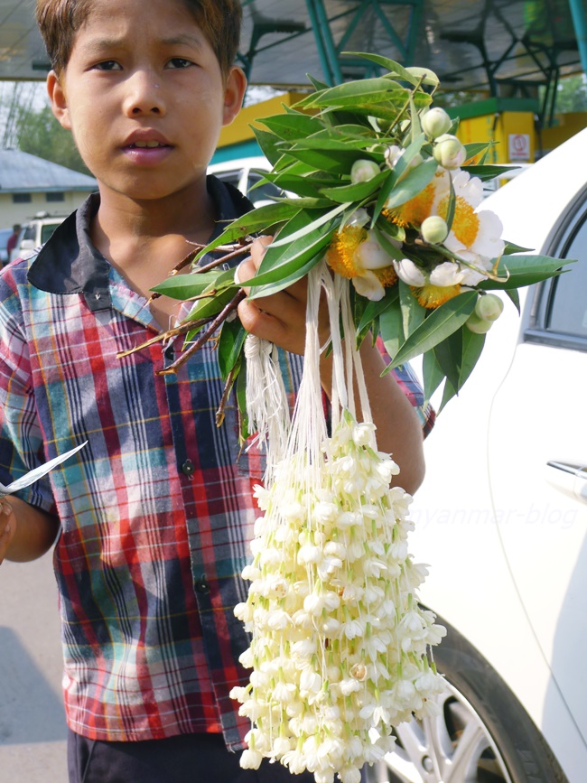 路上で花を売っていた少年